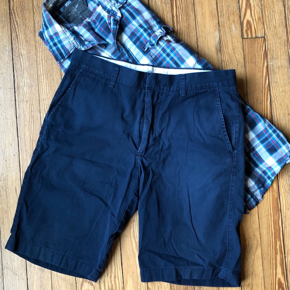 Men’s navy chino shorts